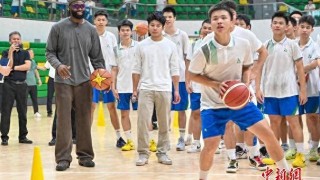 体育新闻-NBA球星杰伦·布朗到访广州与中学生互动|美国职业篮球联赛|华南师范大学附属中学|中新社|篮球|波士顿凯尔特人队_新浪体育_新浪新闻
