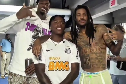 MK体育赛事-谁更像粉丝？甲亢哥偶遇莫兰特&amp;小贾伦 用的还是三折叠