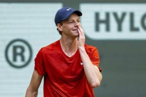 体育新闻-首登世界第一后首站即夺冠 辛纳成温网最大热门？