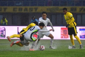 mk体育注册登录-暴雨中踢18分钟！西海岸VS三镇延期至3日14点再战